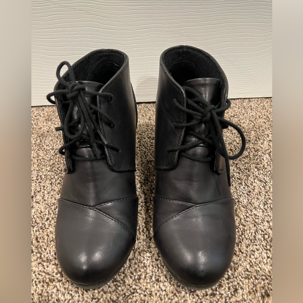 Black Wedge shoe 8.5